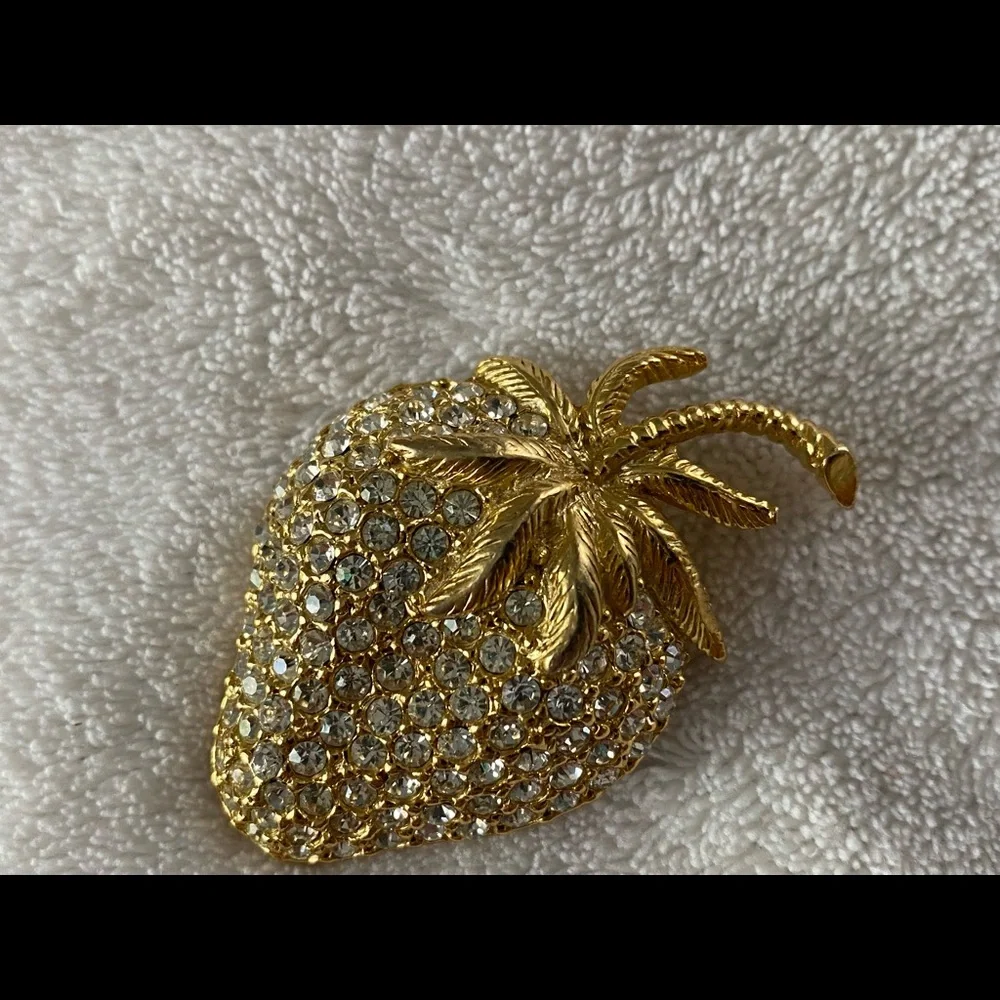 Vintage Strawberry Rhinestone Pin Brooch - Picture 4 of 7